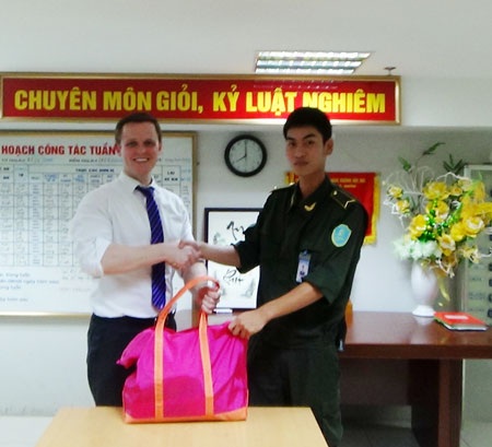 Khách nước ngoài nhận lại hành lý giá trị bỏ quên ở sân bay Nội Bài - 1 Trung tâm An ninh hàng không bàn giao lại hành lý cho hành khách mang quốc tịch Italia