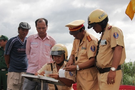 Lực lượng CSGT Tp Hồ Chí Minh lập chốt chặn xe quá tải (ảnh: Thảo Trần)
