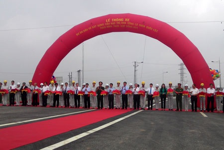 Cầu Việt Trì mới được thông xe hôm nay (19/5)