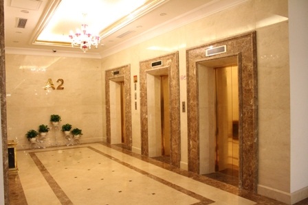 Hà Nội: Chung cư đầu tiên mua bảo hiểm cháy nổ cho cư dân - 2 Bên trong tổ hợp Hòa Bình Green City, thang máy được dát vàng