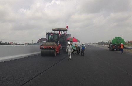 Đường cao tốc Hà Nội - Hải Phòng sắp thông xe 20km đầu tiên - 3 Lan can cầu, tôn lượng sóng đảm bảo an toàn trên tuyến cũng đã thi công xong