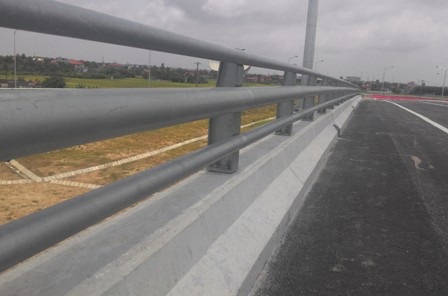 Đường cao tốc Hà Nội - Hải Phòng sắp thông xe 20km đầu tiên - 2 Lan can cầu, tôn lượng sóng đảm bảo an toàn trên tuyến cũng đã thi công xong