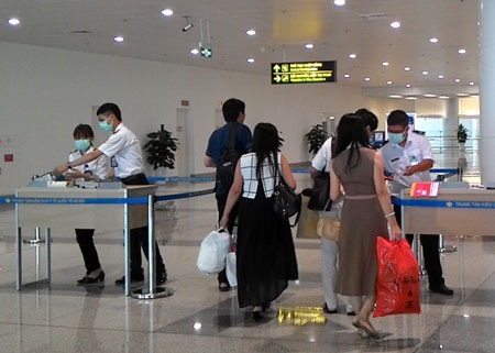 Ứng phó với dịch Mers tại sân bay quốc tế Nội Bài - 6 Hành khách chỉ được nhập cảnh khi nhân viên y tế đóng dấu xác nhận tình trạng sức khỏe tốt