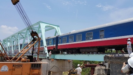 Thay mới 6 nhịp giàn thép cầu đường sắt Trà Bồng - Quảng Ngãi - 3 Chuyến tàu SE đầu tiên chạy qua cầu đường sắt mới