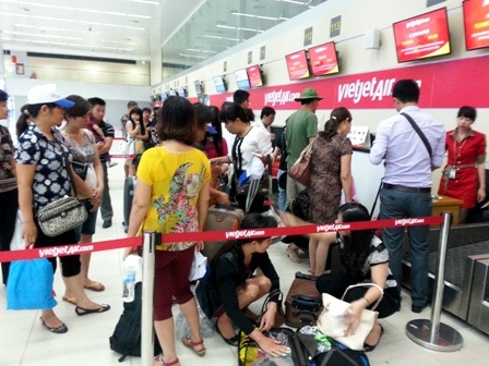 Nam hành khách tát nữ nhân viên hàng không - 1 Quầy làm thủ của tục Vietjet tại sảnh E, nhà ga T1 Nội Bài