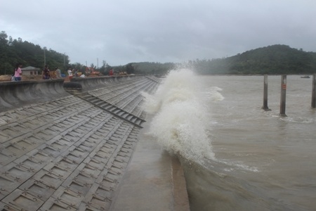 Nhiều dự báo bão sai đã gây thiệt hại cho người và tài sản của nhân dân (ảnh: Tuấn Hợp)