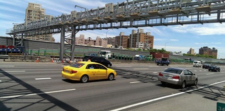 Thu phí đường bộ không dừng: Tiết kiệm hàng nghìn tỷ đồng mỗi năm? - 2 Hệ thống thu phí không dừng được áp dụng từ lâu và rất thành công trên thế giới