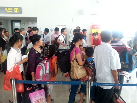 Tát nhân viên hàng không, một nữ hành khách bị phạt 7,5 triệu đồng - 1 Tát nhân viên hàng không, một nữ hành khách bị phạt 7,5 triệu đồng