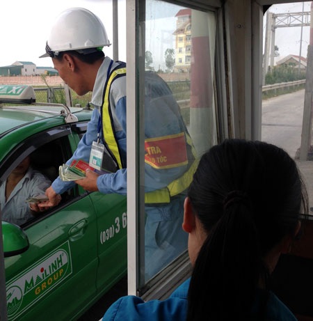 Nắng nóng 40 độ C, tài xế đi trên cao tốc được tặng khăn lạnh - 4 Được tặng khăn lạnh giữa những lúc nắng nóng, các tài xế lái xe đều cảm thấy vui vẻ.