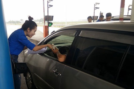 Nắng nóng 40 độ C, tài xế đi trên cao tốc được tặng khăn lạnh - 1 Tài xế lái xe được tặng khăn lạnh khi đi trên cao tốc Nội Bài - Lào Cai