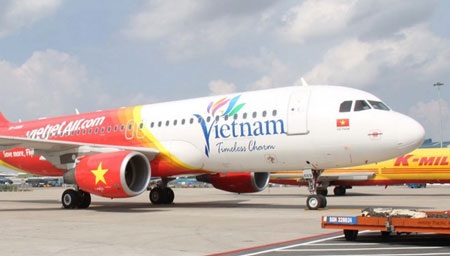 Nữ hành khách đánh nam nhân viên hàng không tại Tân Sơn Nhất - 1 Hành khách đi trên máy bay của Vietjet Air vi phạm quy định về hành lý, sự việc xảy ra ngày 11/6
