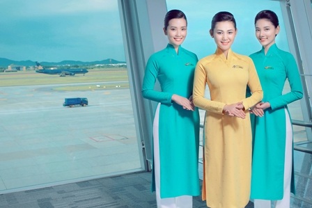 Vietnam Airlines "trình làng" hình ảnh mới của tiếp viên - 2 Tiếp viên hạng C mặc áo dài vàng, còn tiếp viên hạng Y mặc áo dài xanh