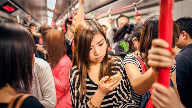 5 mẹo nhỏ để bạn ít phụ thuộc hơn vào smartphone - 1 Smartphone đang ngày càng phổ biến, và hội chứng bị
