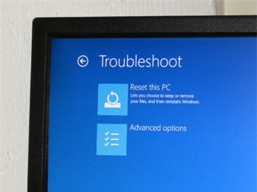 Cách khởi động ở chế độ Safe Mode trên Windows 10 - 3 Trong trình đơn Troubleshoot, chọn