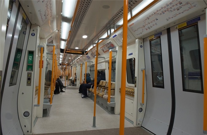 Bị bắt vì sạc iPhone trên tàu điện - 1 (Ảnh minh họa)