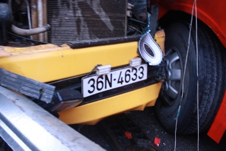 Đầu hai chiếc xe dính chặt vào nhau