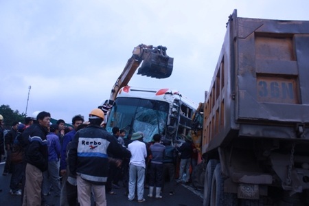 Lực lượng chức năng và người dân 