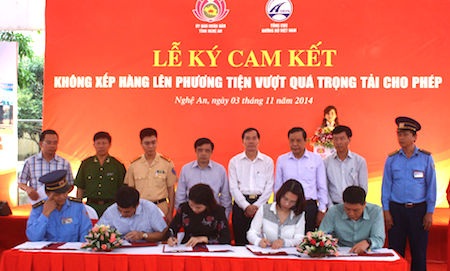 Doanh nghiệp ký cam kết không chở quá tải trọng cho phép - 1 Lễ ký kết giữa các doanh nghiệp với Tổng Cục đường Bộ và UBND tỉnh Nghệ An.
