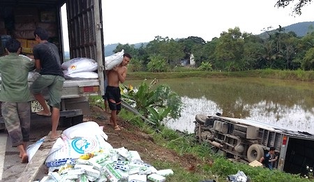 Tránh xe bò, xe tải lật xuống ruộng - 2 Sau đó, hàng hoá được người dân địa phương ra giúp bốc vác cho chủ xe và tài xế.