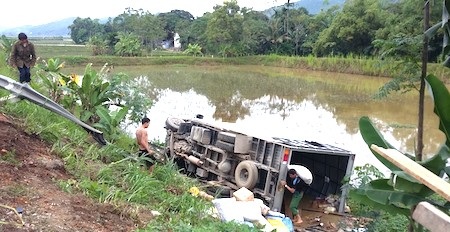 Tránh xe bò, xe tải lật xuống ruộng - 1 Chiếc xe tải chở hàng hoá nhu yếu phẩm lật xuống ruộng sau khi tránh xem máy kéo xe bò.