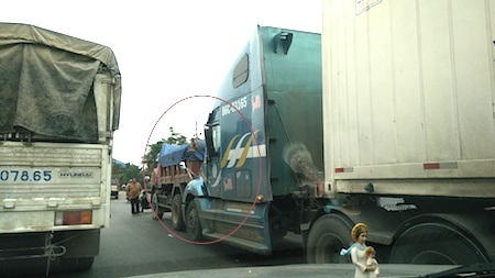 Tránh xe bò, xe tải lật xuống ruộng - 3 Hiện trường chiếc xe container đâm vào đuôi xe tải ngay đầu cầu Lồi.