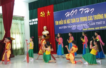 Buổi tâp luyện của CLB dân ca Ví, Giặm xã Ngọc Sơn, huyện Thanh Chương (Nghệ An).