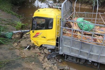 Chiếc xe tải cày hỏng một đoạn kênh 