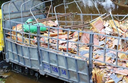 Nhiều gạch lát nền trên thùng xe tải bị hư hỏng