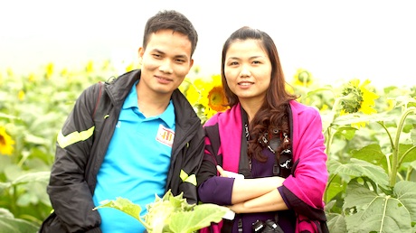 “Mùa thu vàng” rực rỡ hút hồn ở miền Tây xứ Nghệ - 25 Đôi bạn trẻ tự sướng cho mình khi lạc vào cánh đồng hoa.