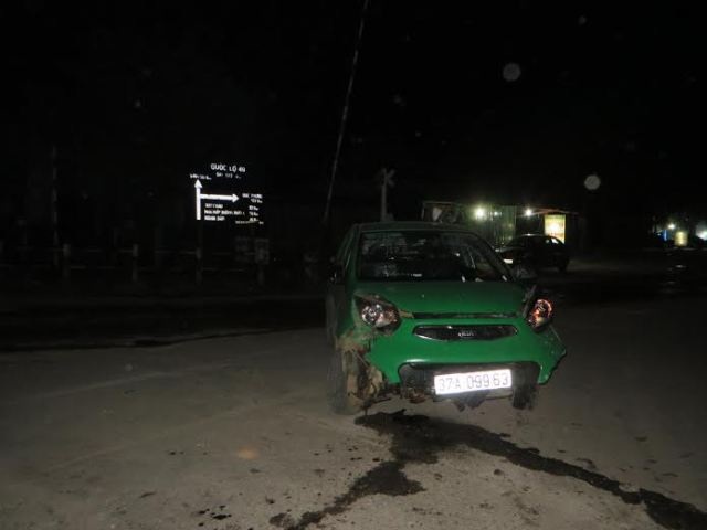Taxi Mai Linh đâm nát biển báo giao thông, 4 người nguy kịch - 3 Sau cú đâm chiếc xe taxi của hãng Mai Linh hư hỏng nghiêm trọng (Ảnh: L.T).