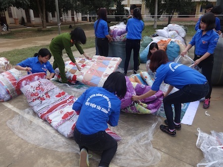 Các bạn trẻ soạn đồ để trao tới các hộ dân.