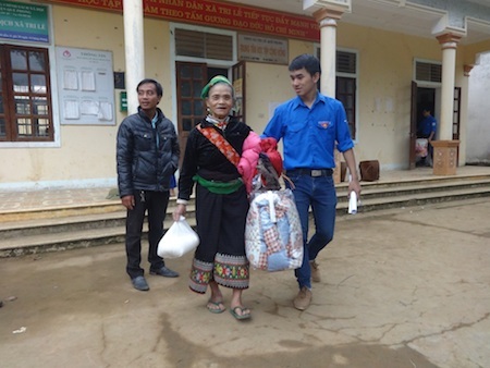 Mang trên tay những phần quà, bà con dân bản vui mừng.