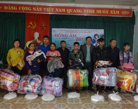 Những bộ quần áo, chăn ấm, gạo... đến với bà con dân bản.