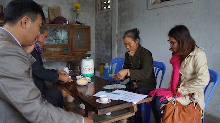 Hơn 60 triệu đồng đến với 2 hoàn cảnh xứ Nghệ - 3 Cùng chính quyền địa phương kiểm tra số tiền.
