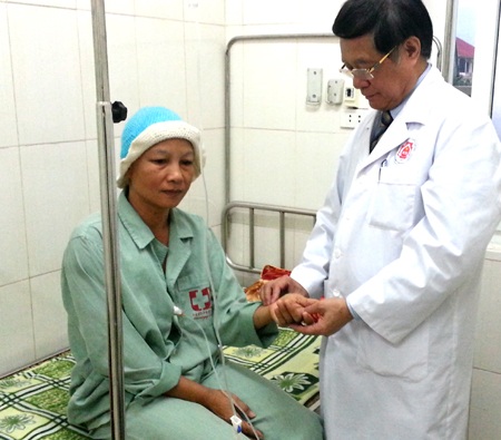 Bệnh nhân ung thư vú được ghép tế bào gốc tạo máu tự thân đầu tiên tại Việt Nam
