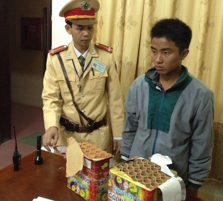 10 giờ đồng hồ CSGT bắt 2 vụ ma tuý và pháo nổ