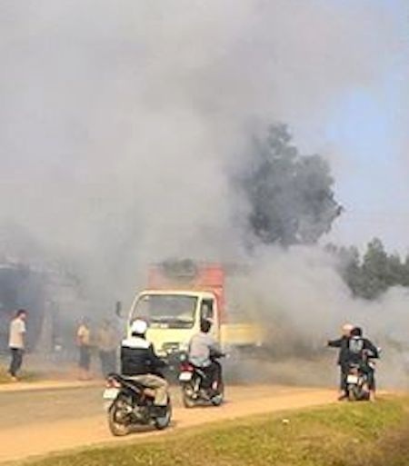 Xe tải đang chạy bốc khói nghi ngút, cả khu dân cư mịt mù - 4 Cả khu dân cư bị bao vây bởi khói.