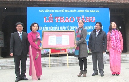 Đón nhận mộc bản khắc về cụ Phó bảng Nguyễn Sinh Sắc