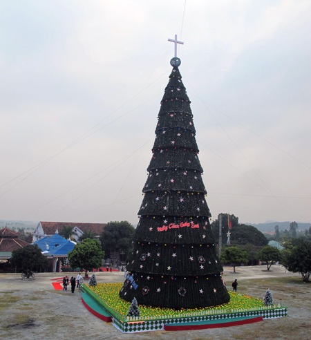 Ngắm cây thông Noel “khủng” cao bằng tòa nhà... 10 tầng - 3 Nguyễn Duy