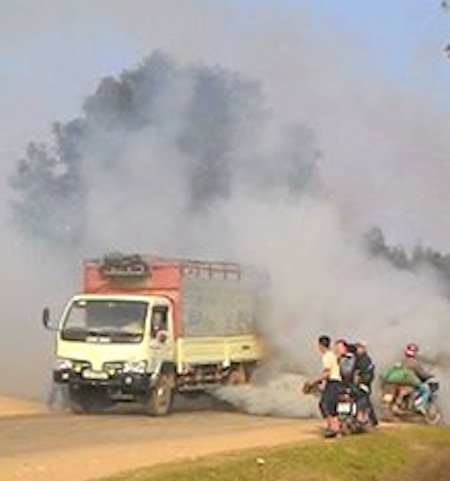 Xe tải đang chạy bốc khói nghi ngút, cả khu dân cư mịt mù - 9 Người dân múc nước dập khói.