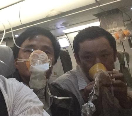 Vụ máy bay khẩn nguy: "Cứ nghĩ mình không sống nổi!" - 2 Hành khách trên chuyến bay phải mang mặt nạ dưỡng khí khẩn cấp (