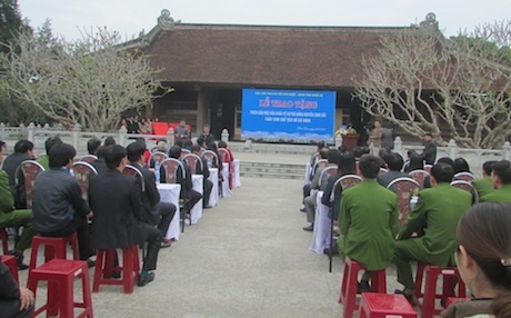 Các đại biểu cùng đông đảo nhân dân tham dự lễ. 