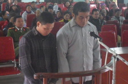 2 công an dởm lừa tiền nhà nghỉ - 1 Hai đối tượng Phan Bá Hùng và Nguyễn Văn Tú tại phiên tòa ngày 26/12.