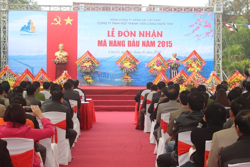 Cảng Nghệ Tĩnh đã đón gần 1.000 lượt tàu nhận, trả hàng - 1 Lễ ra quân đón nhận mã hàng đầu năm 2015.