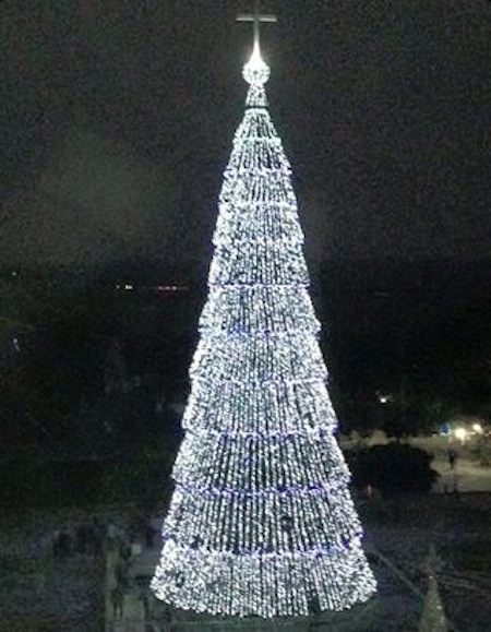 Cây thông Thánh địa Trại Gáo cao hơn 45m bừng sáng trong đêm.