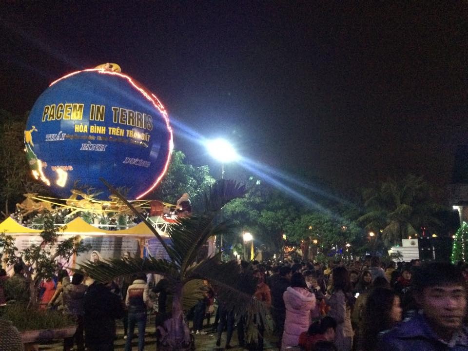 Dòng người "đổ về" khu trung tâm, đến Nhà thờ tận hưởng đêm Giáng sinh - 49 Hàng ngàn người đã chen chân chật Thánh đường Giáo xứ Cầu Rầm.