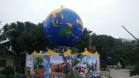 Quả địa cầu lớn đặt trong khuôn viên Thánh đường Giáo xứ Cầu Rầm
