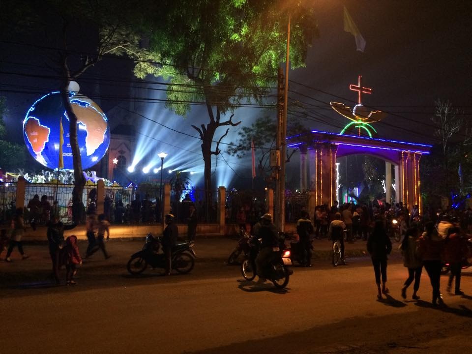 Dòng người "đổ về" khu trung tâm, đến Nhà thờ tận hưởng đêm Giáng sinh - 50 Hàng ngàn người đã chen chân chật Thánh đường Giáo xứ Cầu Rầm.