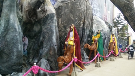 Hang đá Bê Lem - nơi Chúa cứu thế giáng trần - trải dài hàng chục mét, cao 5-8m...