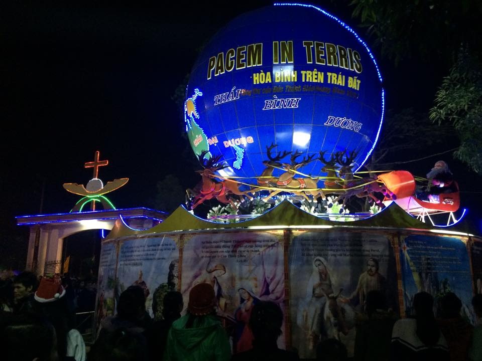 Dòng người "đổ về" khu trung tâm, đến Nhà thờ tận hưởng đêm Giáng sinh - 51 Hàng ngàn người đã chen chân chật Thánh đường Giáo xứ Cầu Rầm.